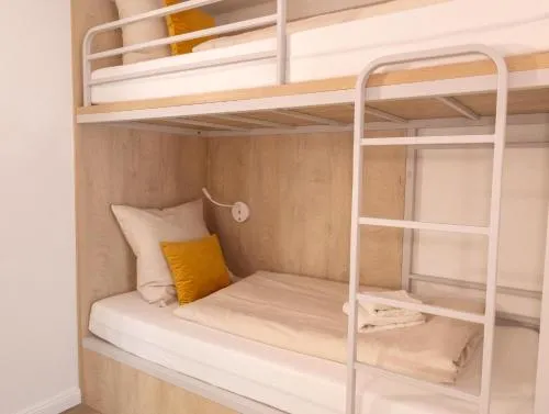 Fairschlafen Boutique Hostel mit Hotelkomfort - Kombüse 0-13 mit privater Terrasse in Neustadt in Holstein, Deutschland
