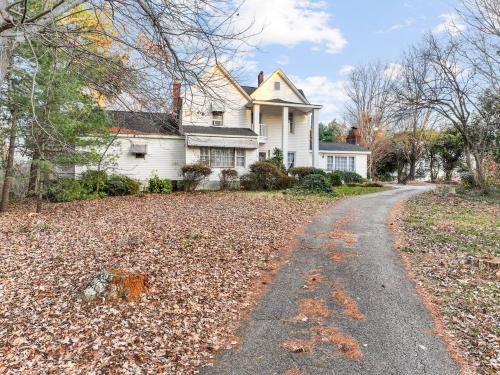 1875 Historic Manor, 5 Acres Near Helen & Wineries in Κορνέλια