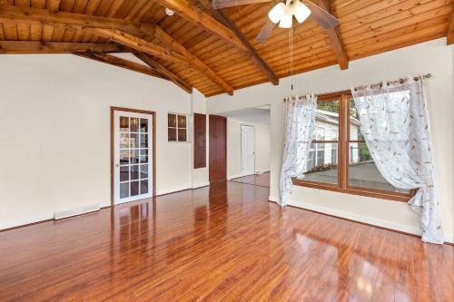 1875 Historic Manor, 5 Acres Near Helen & Wineries in Κορνέλια