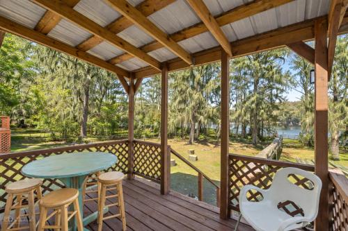 Southern Pearl- Lakefront With Canoes in Karnack, USA