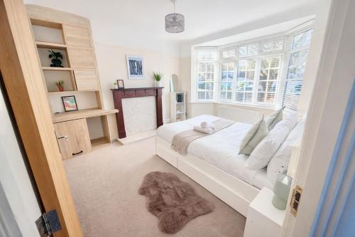 Large Beach Getaway with Hot Tub and Free Parking - Six Bedroom - Sleeps 14 - Close to Bournemouth B – khách sạn tại Phường Queen's Park