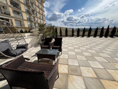 Sonny Penthouse 2 in กินยีลาเน
