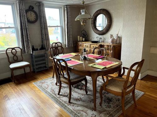 Cute 6-Bedroom Getaway in the heart of Littleton in 利特爾頓