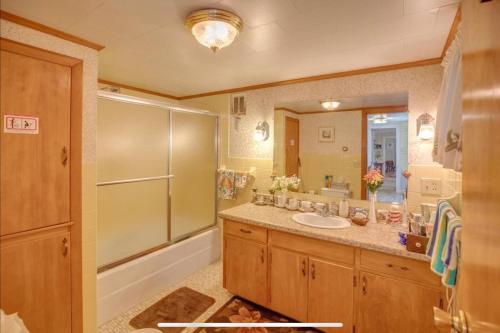 Cute 6-Bedroom Getaway in the heart of Littleton in 利特爾頓