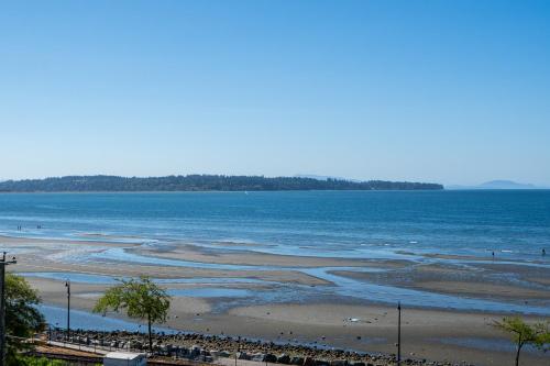 Uitzicht, Oceanfront - Steps to Pier & Beach - Free Onsite Parking in White Rock