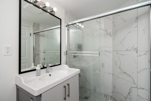 Badkamer, Oceanfront - Steps to Pier & Beach - Free Onsite Parking in White Rock