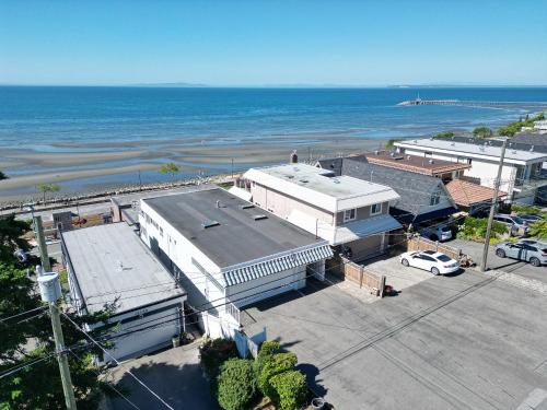 Buitenkant, Oceanfront - Steps to Pier & Beach - Free Onsite Parking in White Rock