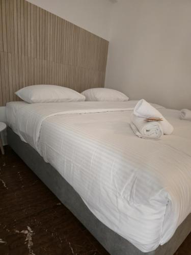 Central Athens Home by Rod 2BR for 5 Near 2 Metro Stations - image 3
