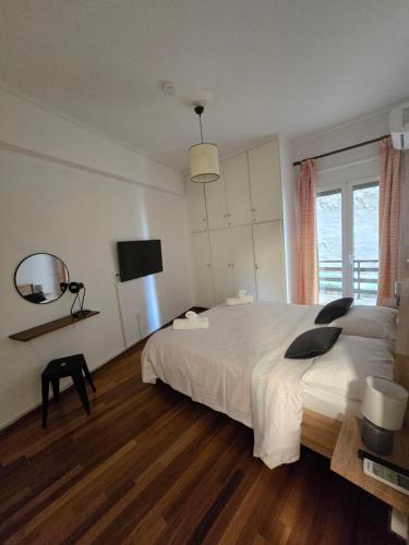 Central Athens Home by Rod 2BR for 5 Near 2 Metro Stations - image 14