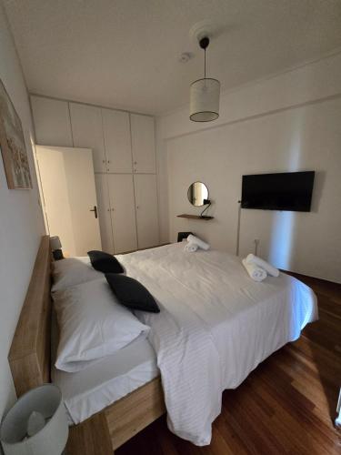 Central Athens Home by Rod 2BR for 5 Near 2 Metro Stations - image 11
