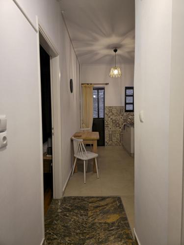 Central Athens Home by Rod 2BR for 5 Near 2 Metro Stations - image 5