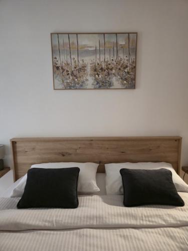 Central Athens Home by Rod 2BR for 5 Near 2 Metro Stations - image 9