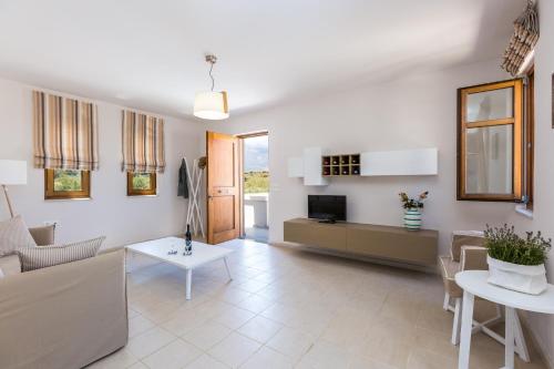 Mikro Livadi Special Lodges - Has an Eco Salt water pool - 150m from the beach in Lappei