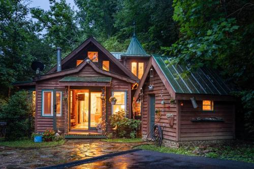 Romantic Gem, 2 Acres, Hot Tub, Free Pet, King Bed in Pigeon Forge, USA