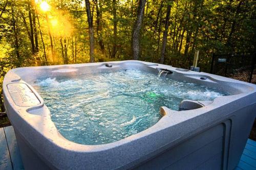 Romantic Gem, 2 Acres, Hot Tub, Free Pet, King Bed in Pigeon Forge, USA