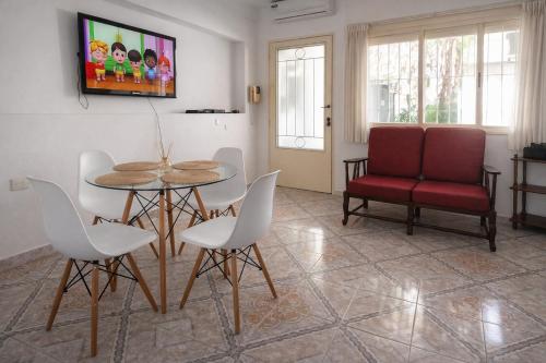 Casa con jardín y parrilla 3 ambientes Cochera opcional