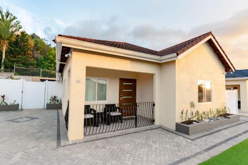 Tys Luxury Villa in Och Rios with Outdoor Cinema in เบรดนัท ฮิลล์
