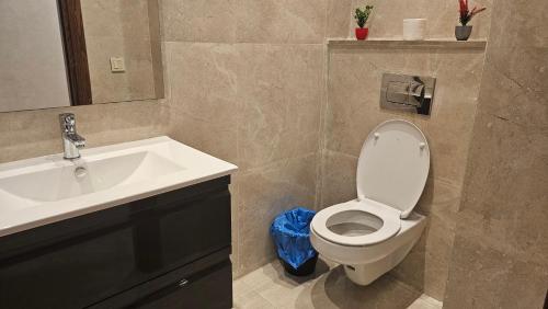 Modern 2-3BR Apartment in Maarif - Balcony AC & Private Parking - image 2