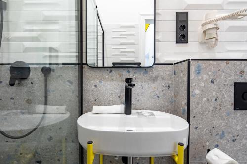 Stylish New Central Studio with AC - image 11
