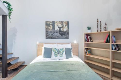 Central - Large - Quiet Home - image 11