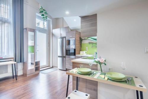 Central - Large - Quiet Home - image 7