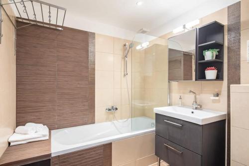Central - Large - Quiet Home - image 12