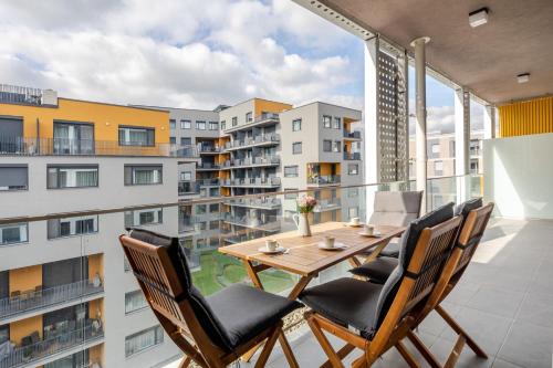 Balcony - Central - Large - Modern - image 13