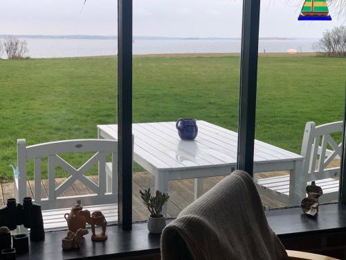 Bo i vandkanten på Avernakø (Bo i vandkanten pa Avernakø) in Avernako