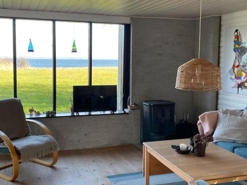 Bo i vandkanten på Avernakø (Bo i vandkanten pa Avernakø) in Avernako