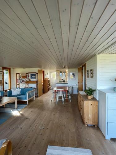 Bo i vandkanten på Avernakø (Bo i vandkanten pa Avernakø) in Avernako
