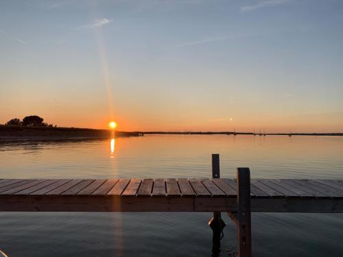 Bo i vandkanten på Avernakø (Bo i vandkanten pa Avernakø) in Avernako