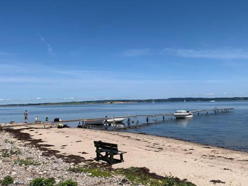 Bo i vandkanten på Avernakø (Bo i vandkanten pa Avernakø) in Avernako