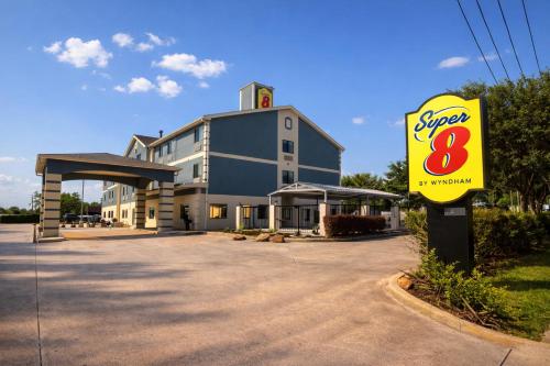 Super 8 by Wyndham Pasadena in Pasadena, USA