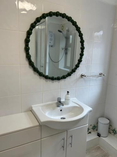 Stylish 2-Bed Apartment with Parking in Chesterton