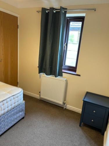 Stylish 2-Bed Apartment with Parking in Chesterton