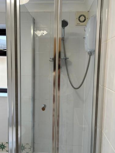 Stylish 2-Bed Apartment with Parking in Chesterton