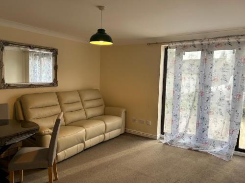 Stylish 2-Bed Apartment with Parking in Chesterton