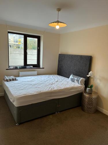 Stylish 2-Bed Apartment with Parking in Chesterton