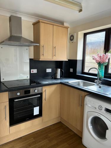 Stylish 2-Bed Apartment with Parking in Chesterton