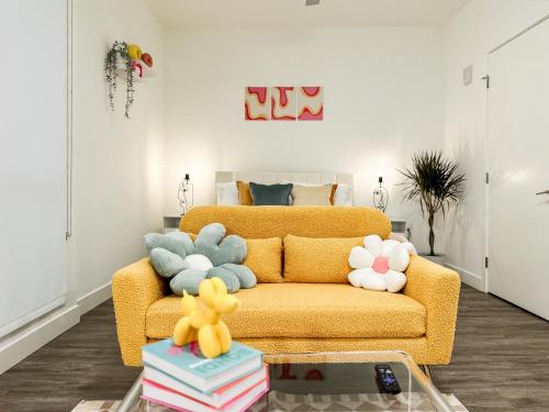 Stylish studio in SM w FREE parking and pool, Los Angeles