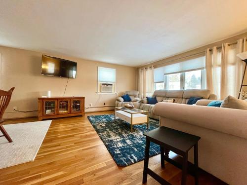 Comfortable Room BU, UHS, Lourdes, Queen Bed