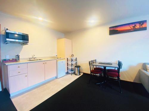 ห้องครัว, แอดมิรอลคอร์ทโมเต็ลแอนด์อพาร์ตเมนท์ (Admiral Court Motel and Apartments) in อินเวอร์คากิลล์