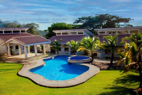 Playas del Coco, Oasis Tropical in El Jobo