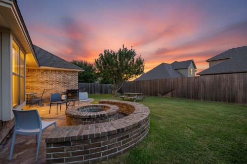 8min Texas A&M 1 King Beds firepit GriddleGrill in College Station, USA
