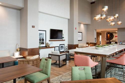 餐飲選擇, 希爾頓歡朋套房酒店 - 聖喬治太陽河 (Hampton Inn & Suites St. George SunRiver) in 布盧明頓山區
