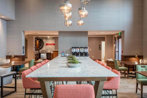 餐飲選擇, 希爾頓歡朋套房酒店 - 聖喬治太陽河 (Hampton Inn & Suites St. George SunRiver) in 布盧明頓山區