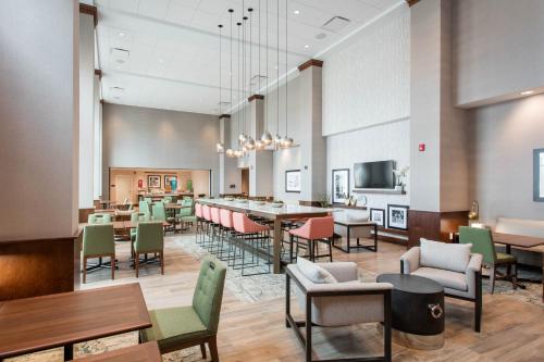 餐飲選擇, 希爾頓歡朋套房酒店 - 聖喬治太陽河 (Hampton Inn & Suites St. George SunRiver) in 布盧明頓山區