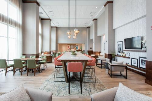 餐飲選擇, 希爾頓歡朋套房酒店 - 聖喬治太陽河 (Hampton Inn & Suites St. George SunRiver) in 布盧明頓山區