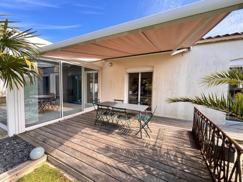 Maison avec jardin clos et véranda - FR-1-197-643