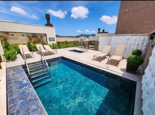 Apartamento completo novo, praia de Bombas com piscina aquecida – khách sạn tại Bombas